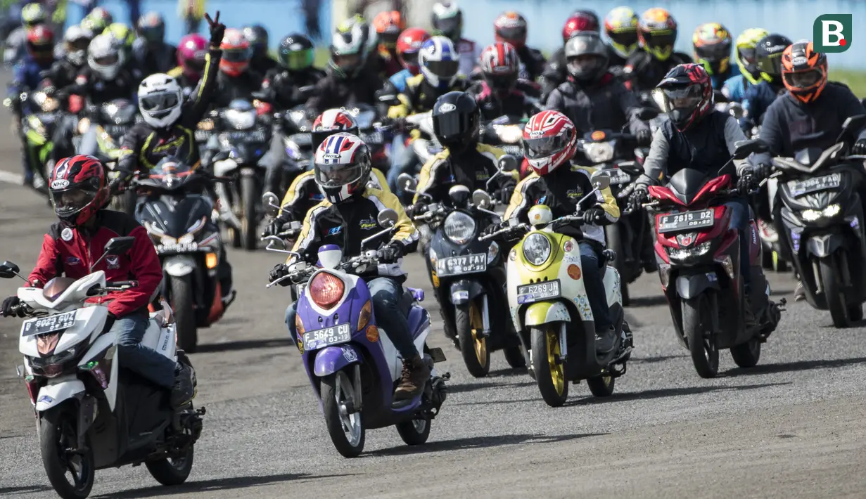 Para pebalap memacu motornya pada pembukaan Yamaha Sunday Race di Sirkuit Sentul, Bogor, Minggu (8/4/2018). Lomba ini diselenggarakan oleh Yamaha Indonesia Motor Manufacturing dengan mempertandingan 10 kelas. (Bola.com/Vitalis Yogi Trisna)