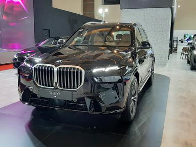 Life Cycle Impulse (LCI) merupakan bahasa BMW untuk produk yang mendapat penyegaran atau update terbaru. BMW X7 baru saja mendapatkan update berupa pembaharuan di sektor eksterior, interior, dan teknologinya. Saat ini BMW X7 hadir dengan trim xDrive 40i M Sport dan dibanderol dengan harga Rp2.417.000.000 off the road.
