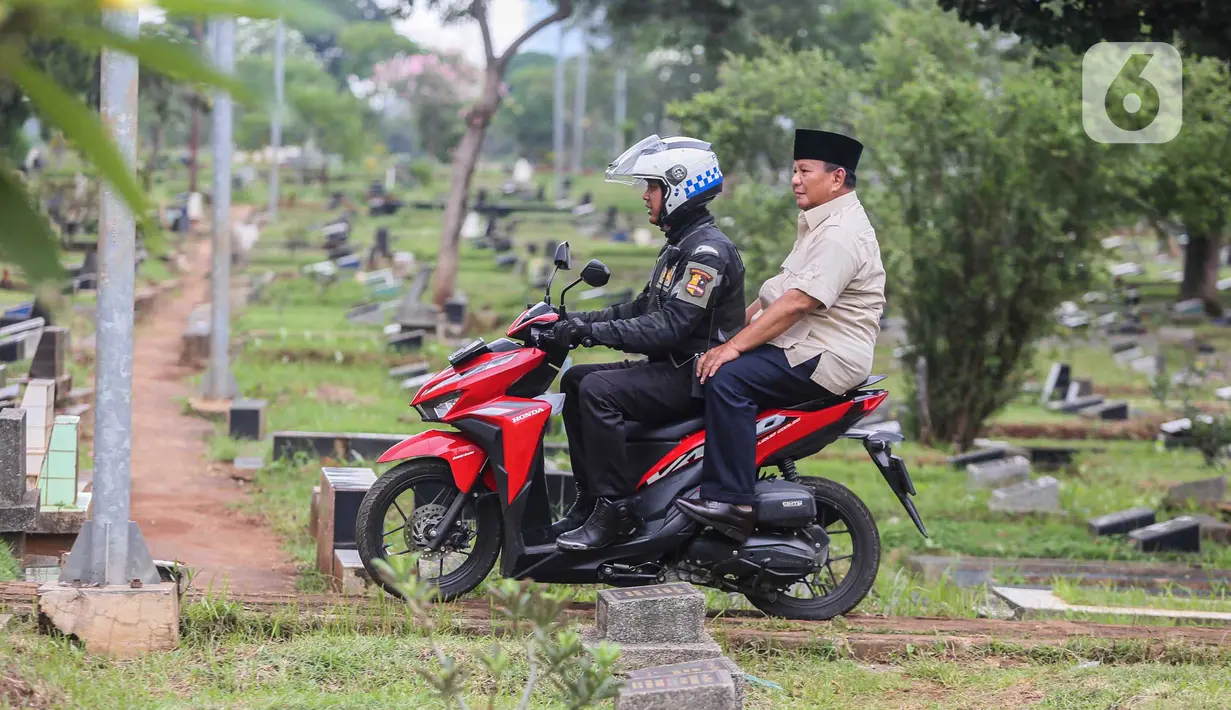 Sebelumnya, Prabowo juga berziarah ke makam ibunya Dora Marie Sigar di TPU Tanah Kusir. (Liputan6.com/Angga Yuniar)