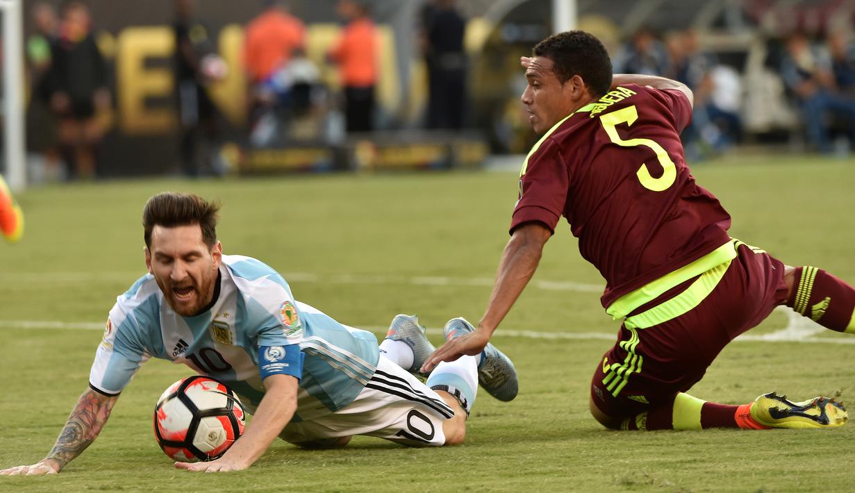 Lionel Messi terjatuh setelah dilanggar pemain Venezuela dalam laga perempat final Copa America Centenario 2016 di Stadion Gillette, Massachusetts, AS, (19/6/2016). (AFP/Nelson Almeida)