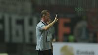 Pelatih Persipura Jayapura, Peter James Butler saat memimpin timnya melawan Persija pada lanjutan Liga 1 Gojek bersama Bukalapak di Stadion Pakansari, Bogor, (25/5/2018).  Persija menang 2-0. (Bola.com/Nick Hanoatubun)