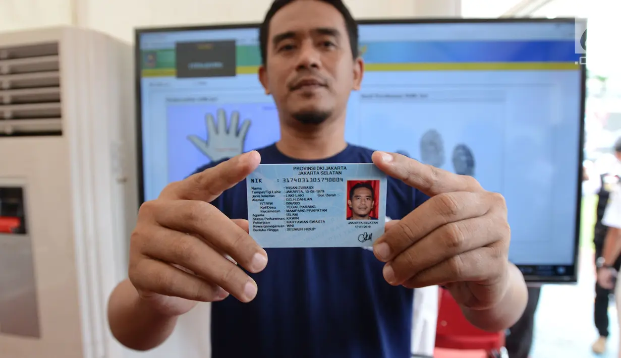 Warga binaan menunjukkan E-KTP usai melakukan perekaman di Lapas Narkotika IIA Cipinang, Jakarta, Kamis (17/1). Percepatan perekaman E-KTP ini menjadi bagian penting untuk menyukseskan Pemilu 2019 di lapas dan rutan. (Merdeka.com/Imam Buhori)