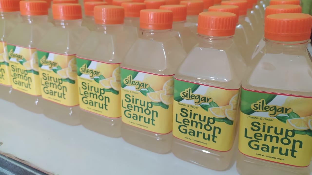 Ribuan botol produk Silegar kaya vitamin C yang berasal dari jeruk lemon California siap diedarkan bagi konsumen.