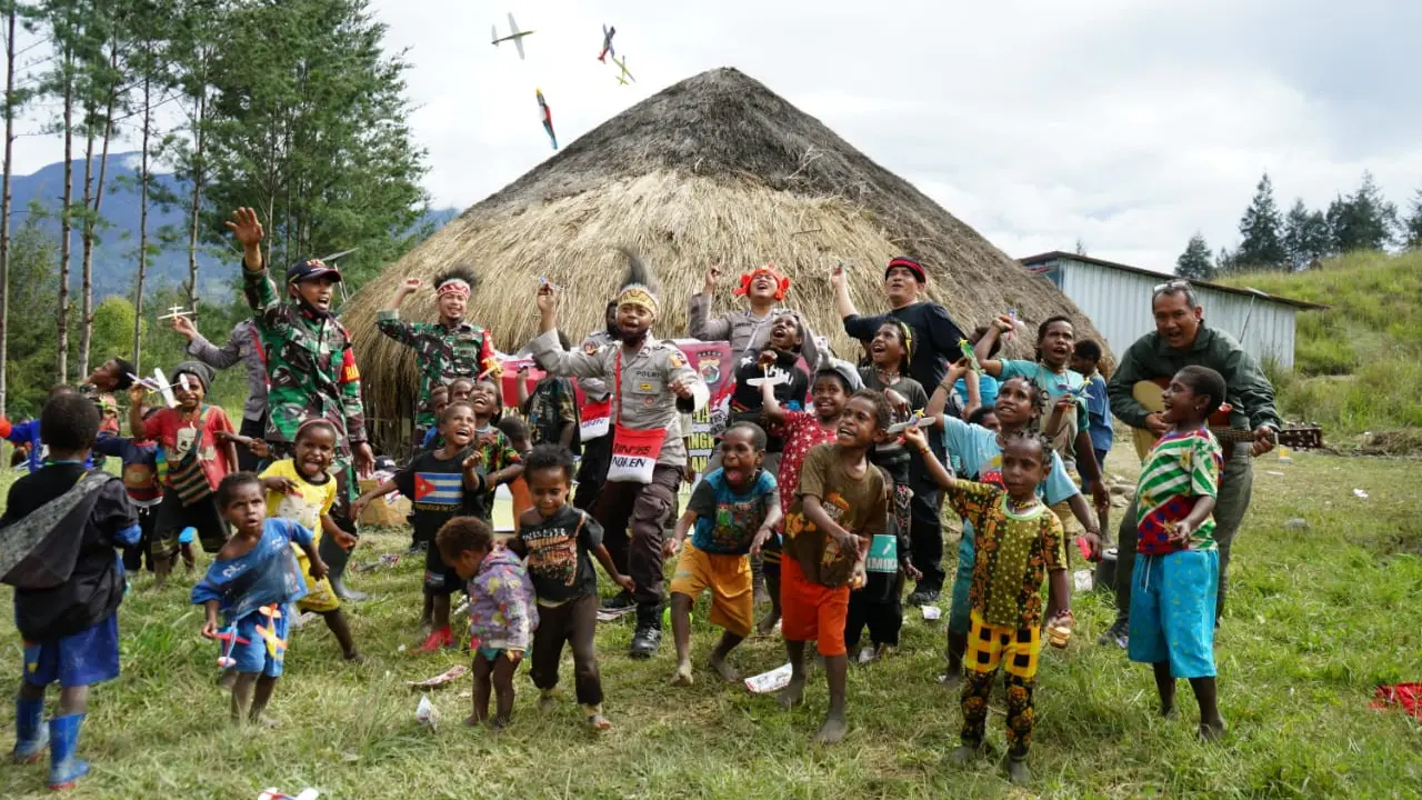 Binmas Noken Satgas Nemangkawi beserta Kodim 1714/PJ Ilaga menggelar kegiatan bakti sosial dan trauma healing untuk masyarakat di Ilaga, Papua.