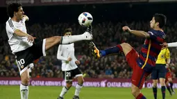 Penyerang Barcelona, Luis Suarez (kanan) berebut bola dengan gelandang Valencia, Dani Parejo pada piala Copa del Rey melawan Valencia di Stadion Camp Nou, (3/2/2016). Barcelona menang telak atas Valencia dengan skor 7-0. (REUTERS/Albert Gea)