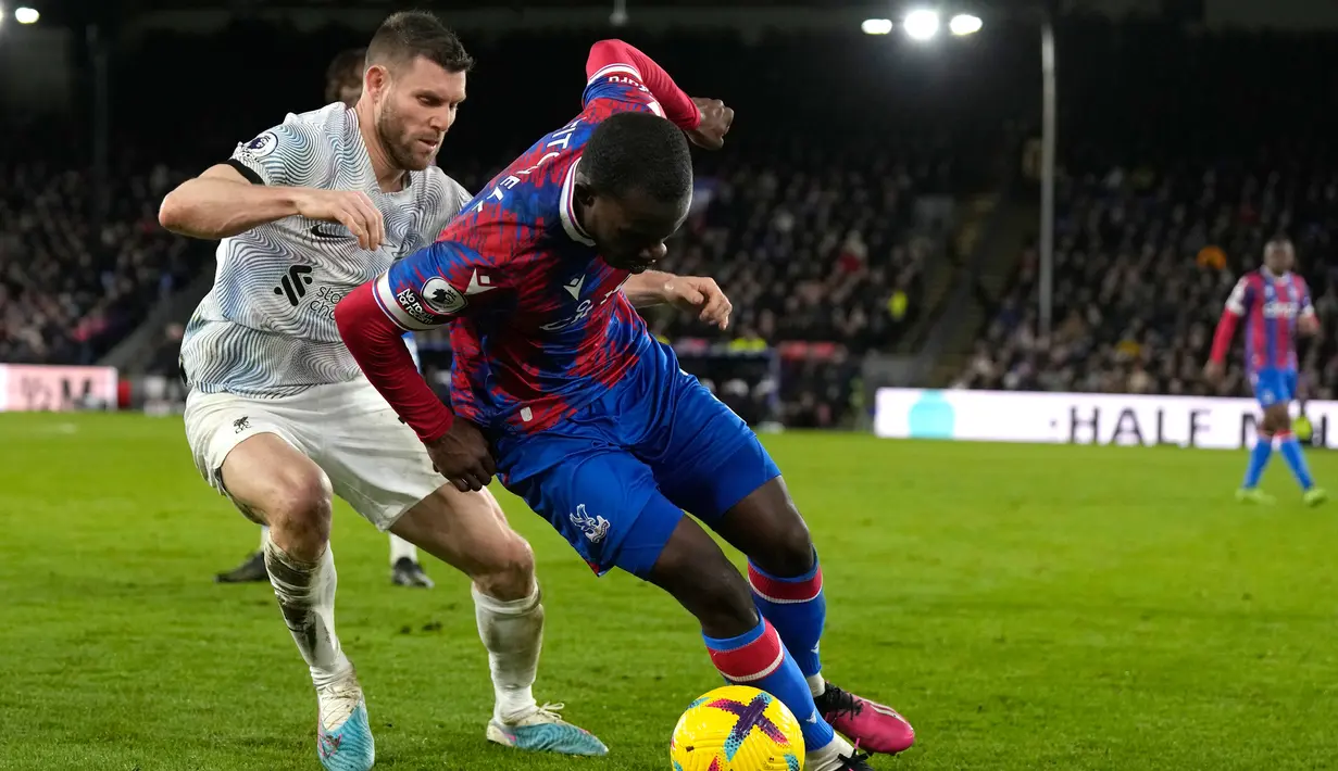 Pemain Liverpool James Milner (kiri) berebut bola dengan pemain Crystal Palace Tyrick Mitchell pada pertandingan sepak bola Liga Inggris di Selhurst Park, London, Inggris, 25 Februari 2023. Pertandingan berakhir imbang dengan skor 0-0. (AP Photo/Alastair Grant)