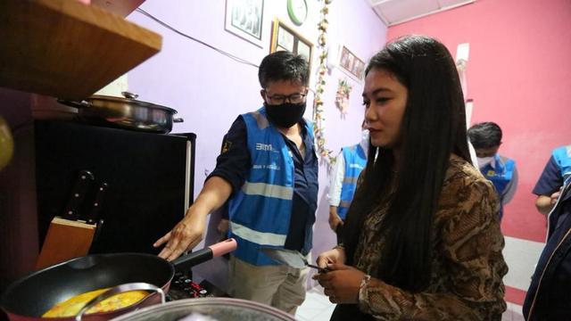 PT PLN (Persero) sukses merealisasikan pilot project konversi kompor LPG ke kompor induksi di Surakarta.