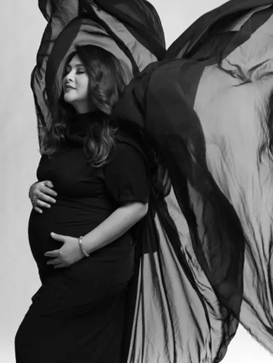 Dengan rambut panjangnya yang dibiarkan terurai, Audy Item terlihat begitu menawan. (Foto: instagram.com/audyitem)