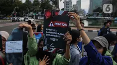 Mahasiswa yang tergabung dalam Alisansi Badan Eksekutif Mahasiswa (BEM) Seluruh Indonesia Kerakyatan berunjuk rasa menolak kenaikan tarif PPN 12 persen di kawasan Patung Kuda, Jakarta, Kamis (26/12/2024). (Liputan6.com/Angga Yuniar)