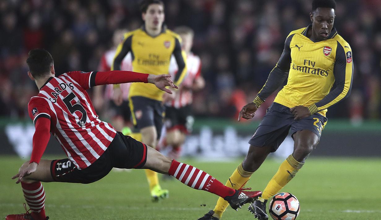 Danny Welbeck mencoba melewati hadangan pemain Southampton, Florin Gardos pada putaran keempat Piala FA musim 2016-2017 di St Mary's Stadium,  (28/1/2017. Arsenal menang 5-0. (Nick Potts/PA via AP)