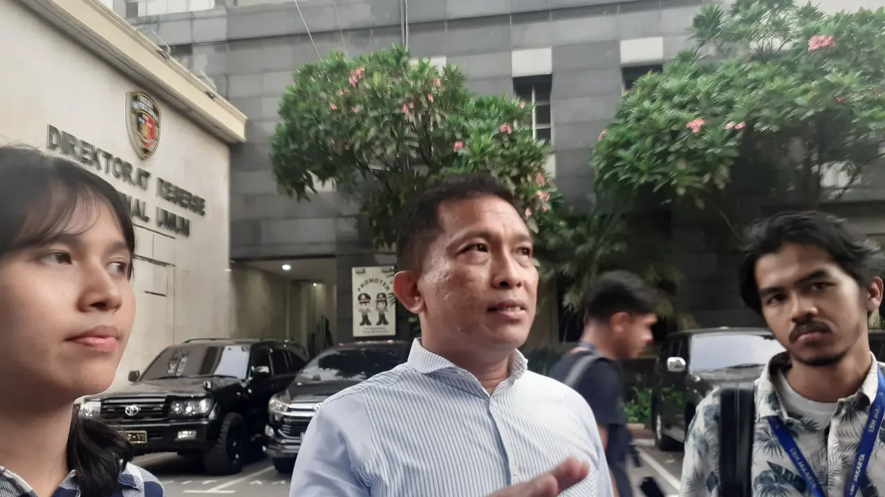 Yasri Yudha, tetangga Novel Baswedan, mendatangi Polda Metro Jaya, untuk dimintai keterangan oleh polisi