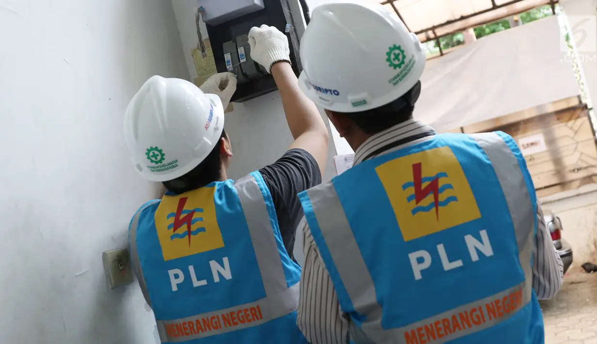 Aktivitas penyambungan penambahan daya oleh petugas PLN di Jakarta, Rabu (21/6). Menyambut lebaran, PLN memberikan bebas biaya penyambungan untuk rumah ibadah dan potongan 50 persen untuk pengguna selain rumah ibadah. (Liputan6.com/Immanuel Antonius)