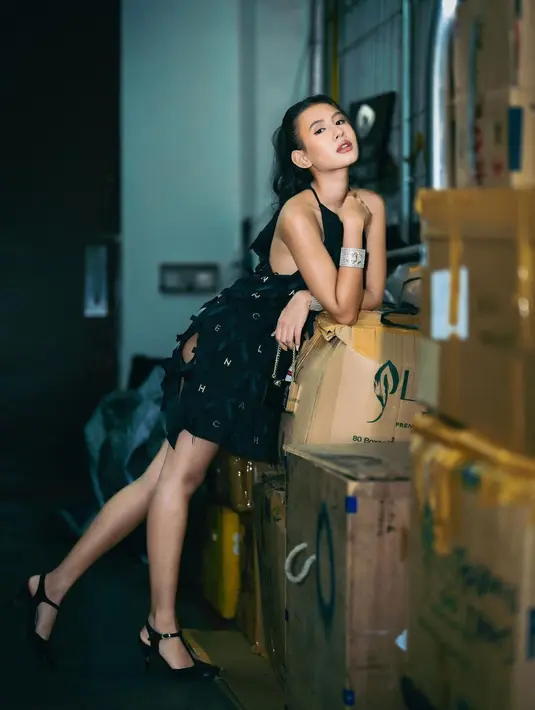 Kali ini, Shenina menyempurnakan penampilannya dengan makeup bernuansa nude dan gaya rambut high-ponytail yang menyisakan sedikit bagian rambut di depan untuk membingkai wajahnya lebih sempurna. [Foto: Instagram/sheninacinnamon]