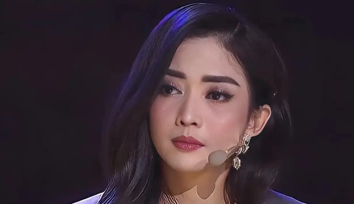 Kali ini blazer oversized disampirkan di punggung yang tak kalah keren. [IG @ririndwiariyanti]