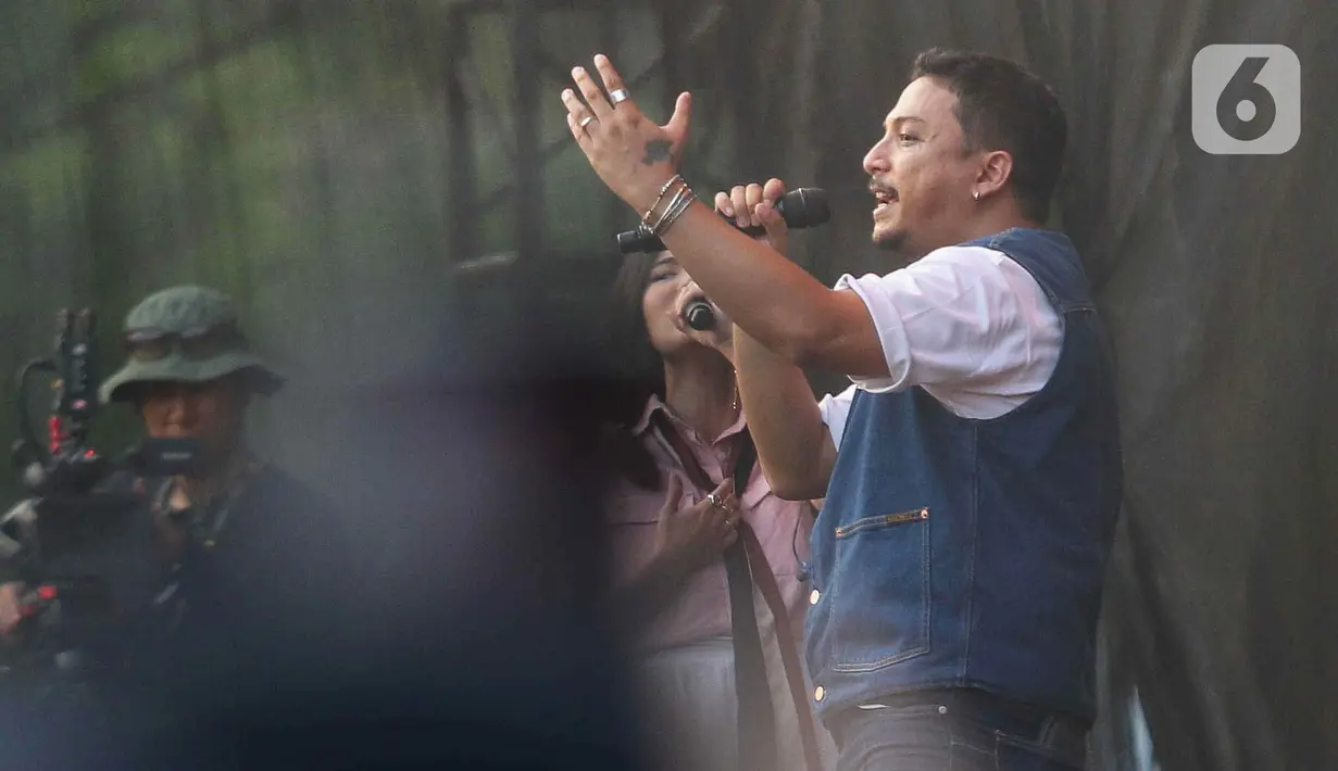 Usai berinteraksi dengan penonton, Sal Priadi melanjutkan penampilannya. (Liputan6.com/Herman Zakharia)