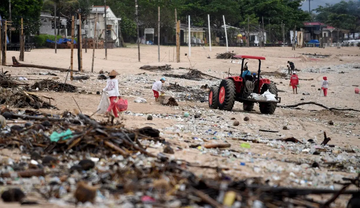<p>"Seharusnya bulan April sudah habis karena sudah buka musim angin barat yang membuat sampah mendarat itu November sampai dengan Maret akhir, itu ada angin barat yang memuat sampah-sampah yang dibuang dari kawasan yang di barat dan sungai-sungai di baratnya Bali," jelas Anak Agung Gede Agung Dalem. (SONNY TUMBELAKA/AFP)</p>