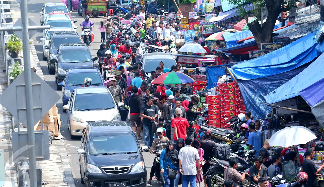 Kepadatan Pasar Gembrong, Jakarta, saat sejumlah warga berburu mainan anak, Jumat (8/7). Libur lebaran banyak dimanfaatkan orang tua untuk mengajak anaknya berbelanja aneka mainan murah. (Liputan6.com/Angga Yuniar)