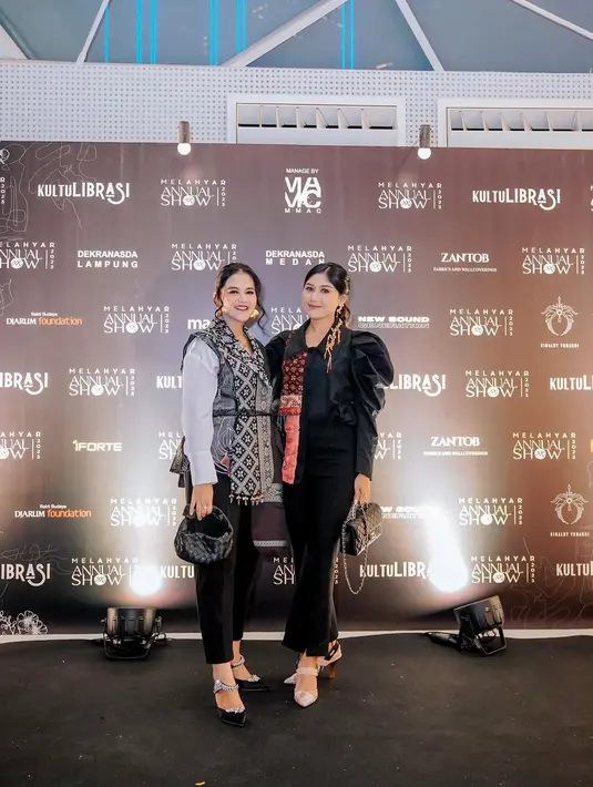 Kahiyang Ayu dan Erina Gudono menghadiri fashion show Mel Ahyar pada 10 Agustus di PIM 3. [instagram/ayangkahiyang]