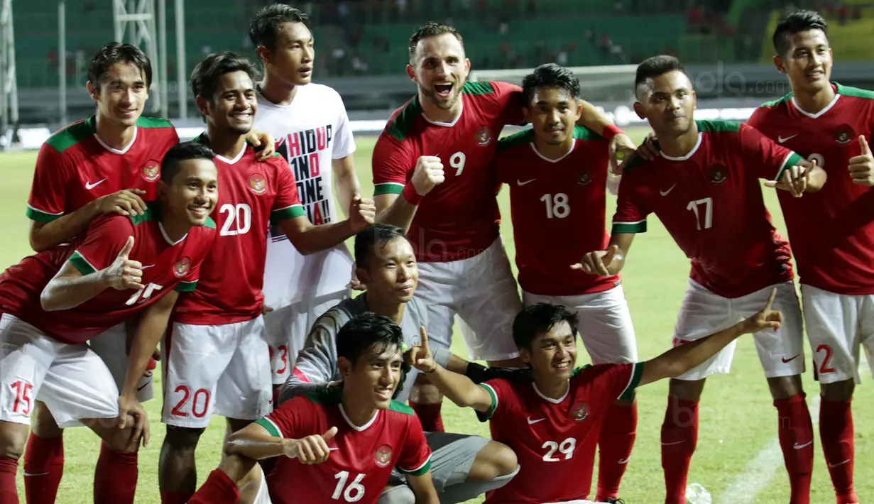 Para pemain Indonesia merayakan kemenangan atas Guyana pada laga persahabatan di Stadion Patriot, Bekasi, Sabtu (25/11/2017). Indonesia menang 2-1 atas Guyana. (Bola.com/M Iqbal Ichsan)
