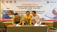 Pemimpin Grup Kredit Mikro Bank DKI, Nana Hendriana (kanan) dan Direktur PT Lestari Global Motorindo (salah satu mitra KWK), Christianto Salim, disaksikan Ketua Koperasi Wahana Kalpika (KWK), Taufik Azhar (tengah), melakukan penandatanganan perjanjian kerja sama antara Bank DKI dengan KWK di Jakarta (23/05/2023). (Liputan6.com/HO)