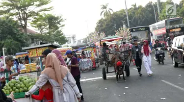 Pedagang Kaki Lima dan Delman memenuhi sebagian ruas Jalan Lada samping Kawasan Wisata Museum Fatahillah, Jakarta, Selasa (11/6/2019). Kondisi ini menyulitkan wisatawan pejalan kaki dan membuat arus lalu lintas di Jalan Lada menjadi semrawut. (Liputan6.com/Helmi Fithriansyah)