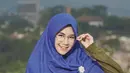 Memakai hijab berwarna biru dan baju hijau tua membuat penampilan Anisa semakin cantik dan sejuk. (Liputan6.com/IG/@anisarahma_12)