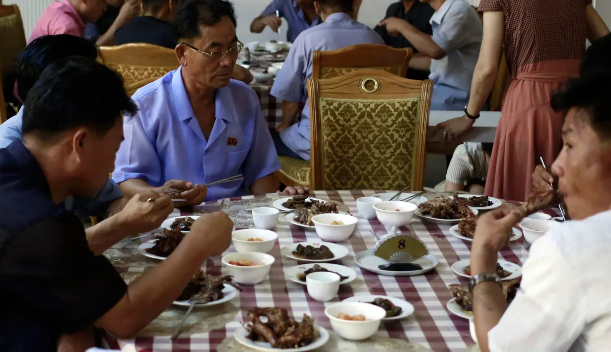 Sejumlah hidangan tersaji di atas meja restoran khusus anjing, Pyongyang House of Sweet Meat di Korea Utara, Rabu (25/7). Dikenal dengan nama dangogi, daging anjing telah lama diyakini masyarakat Korea sebagai makanan penambah stamina. (AP/Dita Alangkara)