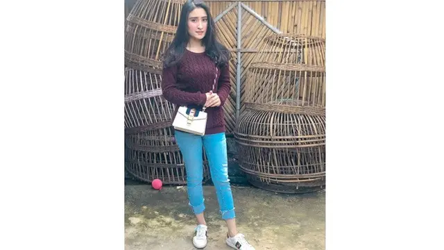 Berbeda 10 Tahun, Ini 6 Potret Cantik Angbeen Rishi Kekasih Adly Fairuz