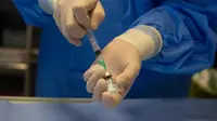 Seorang petugas medis menyiapkan suntikan dosis vaksin COVID-19 di Rumah Sakit Spallanzani di Roma, Italia (27/12/2020). Uni Eropa telah memulai penyuntikan vaksin terkoordinasi untuk memerangi Corona COVID-19. (Xinhua/Andrea Sabbadini)