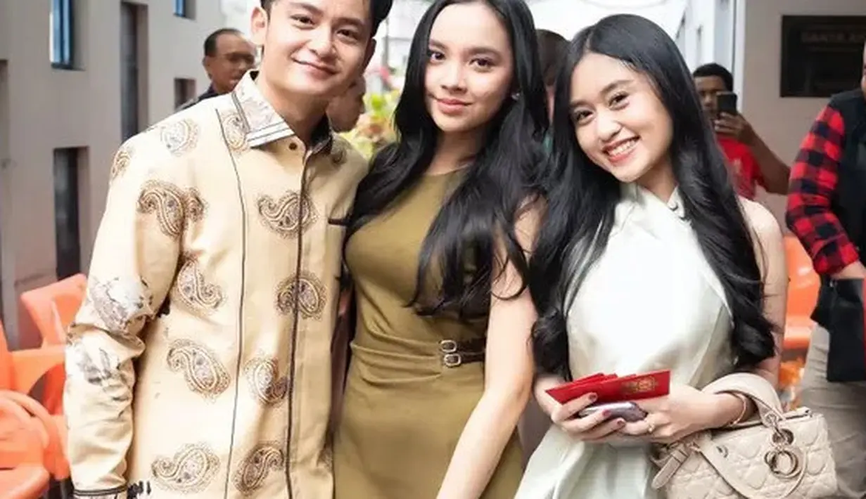 Rambut panjang hitam Lyodra pun dibiarkan terurai. Wajahnya dipoles makeup natural namun tetap memancarkan kecantikan alaminya. [@audyvanessa]