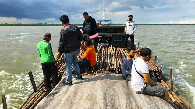 Personel Polres Kepulauan Meranti saat menangkap kapal dan ribuan kayu ilegal logging.
