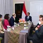 Presiden Joko Widodo (Jokowi) bertemu dengan Chairman dan CEO Air Products, Seifi Ghasemi dalam kunjungannya ke Amerika Serikat (AS) di Hotel Ritz Carlton, Washington DC, Kamis, 12 Mei 2022.