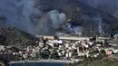 Kobaran api sulit dipadamkan karena medan pegunungan, kata petugas pemadam kebakaran senior Santi Lleonart dalam pernyataan pemerintah Catalan. (AFP/Raymond Roig)