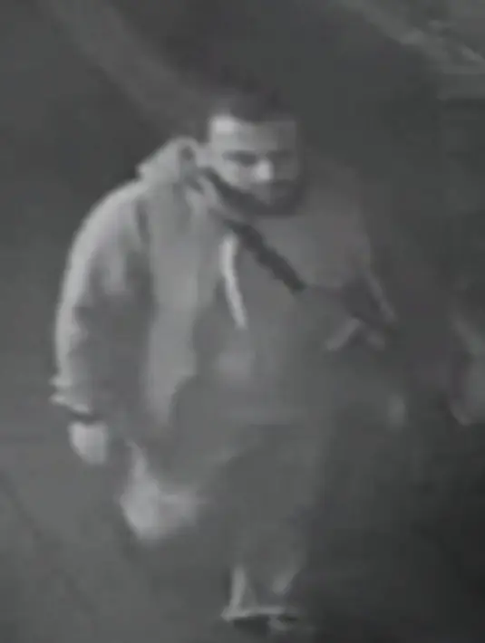Gerak-gerik Ahmad Khan Rahami yang terlihat mengenakan jaket jenis hoodie dan membawa tas selempang dalam melakukan aksinya. (Courtesy New Jersey State Police/Handout via REUTERS)