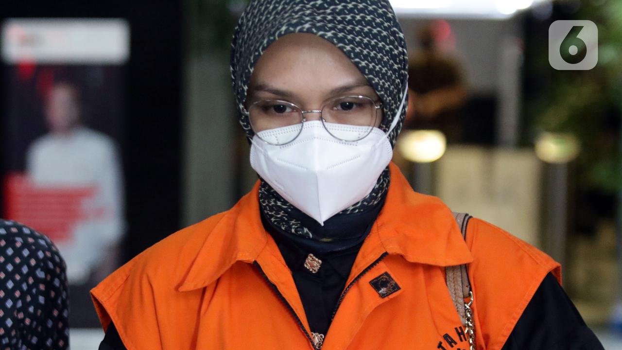 FOTO: Ekspresi Bupati Nonaktif Probolinggo Puput Tantriana Sari Usai Jalani Sidang Lanjutan