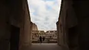 Para pengunjung berfoto di Colosseum di Roma, Italia (4/11/2020). Museum, galeri, teater, balai konser, bioskop, dan tempat perjudian harus ditutup, sementara pertemuan publik, perayaan, pameran, festival, dan berbagai acara, baik outdoor maupun indoor, dilarang. (Xinhua/Cheng Tingting)