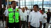 Dirjen Perhubungan Udara Agus Suasanto (kanan) didampingi Direktur Angkasa Pura II Muhammad Awaluddin usai meresmikan penerbangan perdana Internasional di Terminal 3 Internasional Bandara Soekarno Hatta, Tangerang, Banten, Senin (1/5). (Liputan6.com)