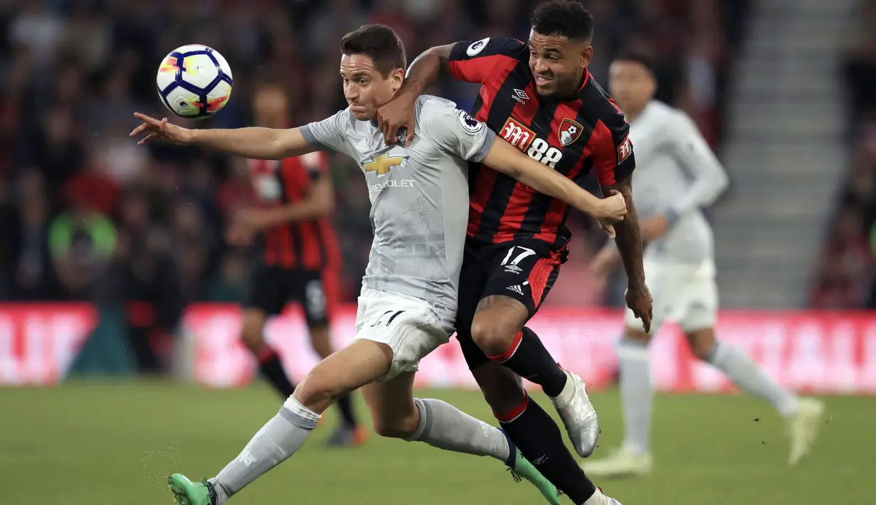 Pemain Manchester United, Ander Herrera (kiri) berebut bola dengan pemain Bournemouth, Joshua King pada lanjutan Premier League di Vitality Stadium, Bournemouth, (18/4/2018). MU menang 2-0.  (Adam Davy/PA via AP)