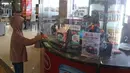 Pengunjung membayar di kasir yang dikasih pembatas plastik di salah satu restoran Mall Bekasi, Jawa Barat, Minggu (7/6/2020). Sejumlah tempat makan mulai menerapkan protokol kesehatan untuk pengunjung yang makan ditempat untuk mencegah penyebaran wabah COVID-19. (Liputan6.com/Herman Zakharia)