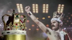 Mahkota khas Freddie Mercury yang dikenakan selama Tur 'Magic', dipamerkan di ruang lelang Sotheby's di London, Kamis, 3 Agustus 2023. (AP Photo/Kirsty Wigglesworth)