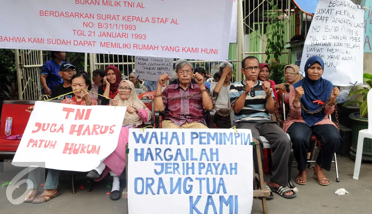 Sejumlah warga para sesepuh veteran berkumpul mengadakan aksi mimbar bebas di kawasan sungai bambu, Jakarta Utara, Rabu (3/2). Dalam aksi mereka menolak pengosongan rumah negara secara paksa terhadap 6 rumah negara. (Liputan6.com/Helmi Afandi)
