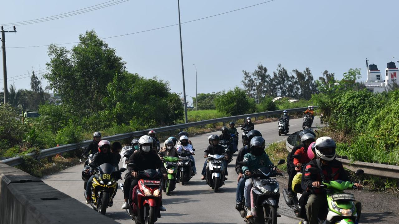Pemudik kendaraan bermotor masuk ke Pelabuhan Bakauheni, Lampung Selatan. Foto (Liputan6.com/Ardi)