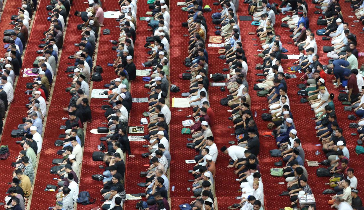 Umat Muslim membaca kitab suci Al-Quran sambil menunggu waktu salat Tarawih perdana Ramadan 1447 Hijriah tiba di Masjid Istiqlal, Jakarta, Rabu 18 Februari 2026. (Kapanlagi.com/Budy Santoso)