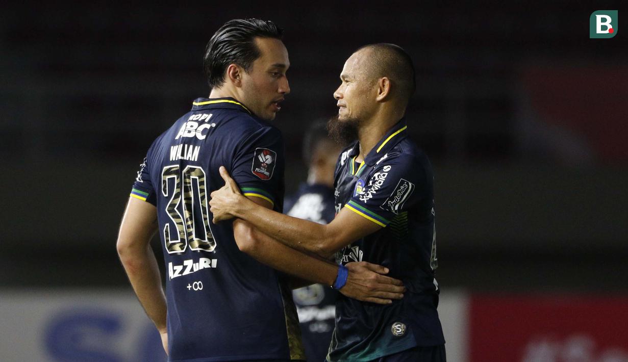 Pemain Persib Bandung, Ezra Walian (kiri) mendapatkan selamat dari rekan satu timnya, Supriadi usai menjebol gawang PS Sleman dalam laga leg kedua semifinal Piala Menpora 2021 di Stadion Manahan, Solo, Senin (19/4/2021). Persib bermain imbang 1-1 dengan PS Sleman. (Bola.com/Ikhwan Yanuar)