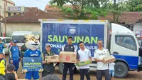 Persib Bandung mengunjungi korban bencana gempa di Cianjur, Jumat (2/12/2022). (Bola.com/Muhammad Faqih)