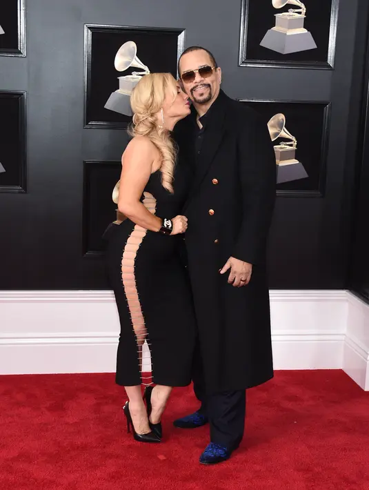 Coco Austin dan Ice-T terlihat mesra di momen red carpet Grammy 2018. (JAMIE MCCARTHY / GETTY IMAGES NORTH AMERICA / AFP)