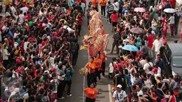 Peserta melakukan atraksi liong pada karnaval perayaan Cap Go Meh di Glodok, Jakarta, Minggu (21/2). Perayaan yang merupakan rangkaian terakhir masa perayaan Imlek itu diikuti 1477 peserta dengan menampilkan berbagai kesenian. (Liputan6.com/Angga Yuniar)