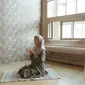 Ilustrasi muslimah, memanjatkan doa. (Foto oleh  Anastasia  Shuraeva: https://www.pexels.com/id-id/foto/wanita-muda-agama-dalam-ruangan-8749777/)