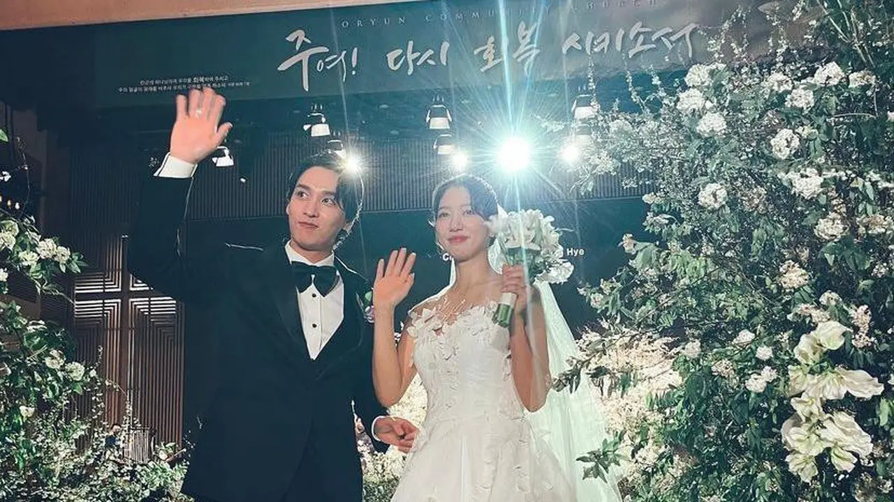 Detail Gaun Pernikahan Park Shin Hye, Bernuansa Putih dan Elegan