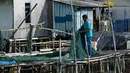 Seorang nelayan sedang mempersiapkan jaring di desa Monggak di Pulau Rempang. Foto yang diambil pada tanggal 18 September 2023. (Bay Ismoyo/AFP)